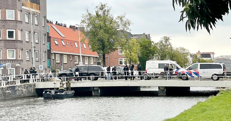 Afbeelding bij Politie vindt mes na grote zoekactie in water bij Transvaalkade; mogelijk verband met fatale steekpartij op Tugelaweg - Het Parool