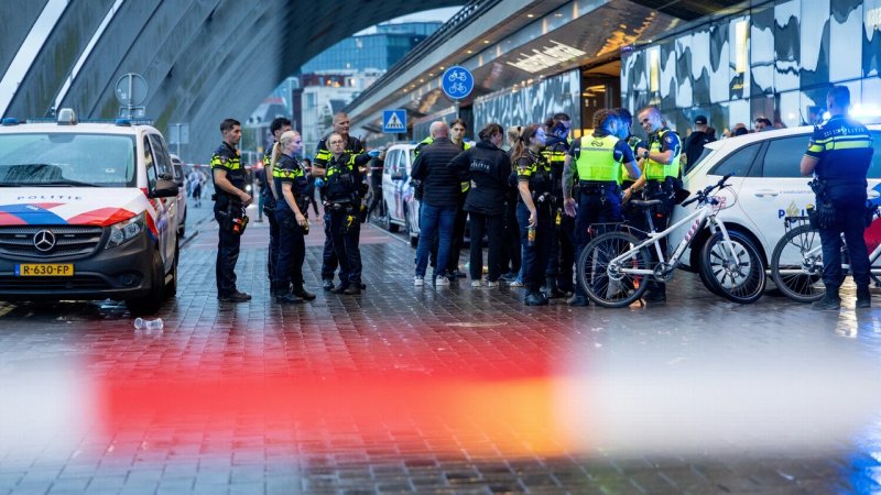 Afbeelding bij Tiktokker op vrije voeten na steekpartij Amsterdam Centraal, blijft verdachte - NOS