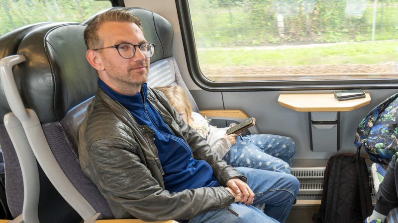 Afbeelding bij Treinreiziger John (41) schrikt van asieloverlast op traject Emmen-Zwolle: ’Ze masturberen en hebben een mes op zak, het is een heel gek spoor geworden’