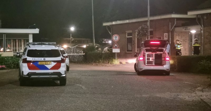 Afbeelding bij Politie rukt uit na melding van steekpartij bij azc Schalkhaar - RTV Oost