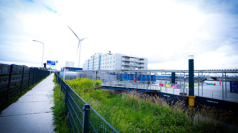 Afbeelding bij Verdachte van steekpartij op asielboot in Zaandam beroept zich op noodweer: ’Ik ben zelf dicht bij mijn hart gestoken’ - Noordhollands Dagblad