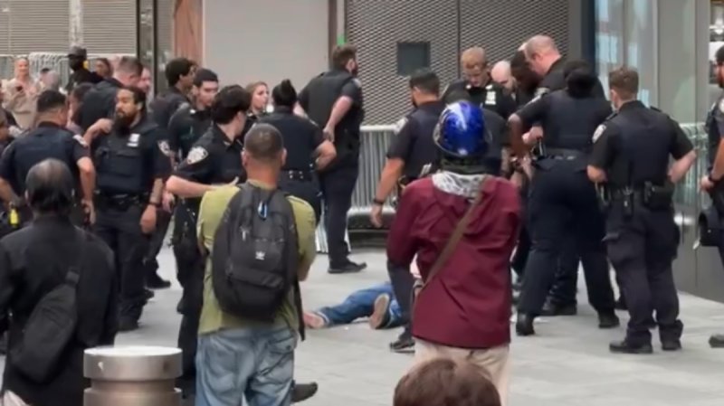 Afbeelding bij Steekpartij in New York lijkt aan te tonen: niet iedereen wordt gestuit door een taser - De Telegraaf