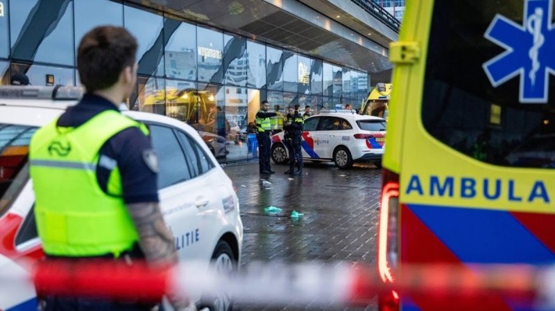 Afbeelding bij Naarder (43) verdacht van drie keer poging doodslag na steekpartij bij Amsterdam CS - Noordhollands Dagblad