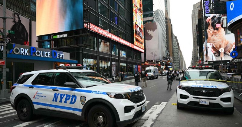Afbeelding bij Politie schiet vrouw neer na steekpartij op Times Square in New York, drie zwaargewonden