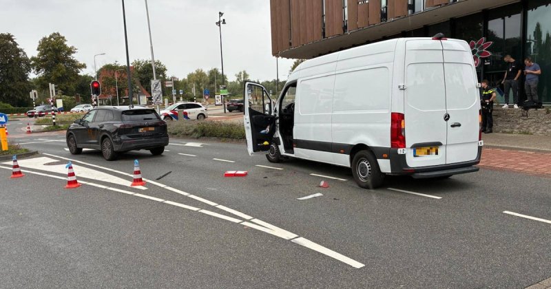 Afbeelding bij Man (39) botst achterop Volvo, direct daarna stapt bestuurder uit en steekt hem neer: slachtoffer ernstig gewond