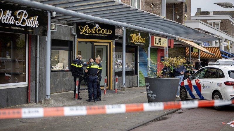 Afbeelding bij Twee mannen met vuurwapen en mes overvallen juwelier in Amsterdam 