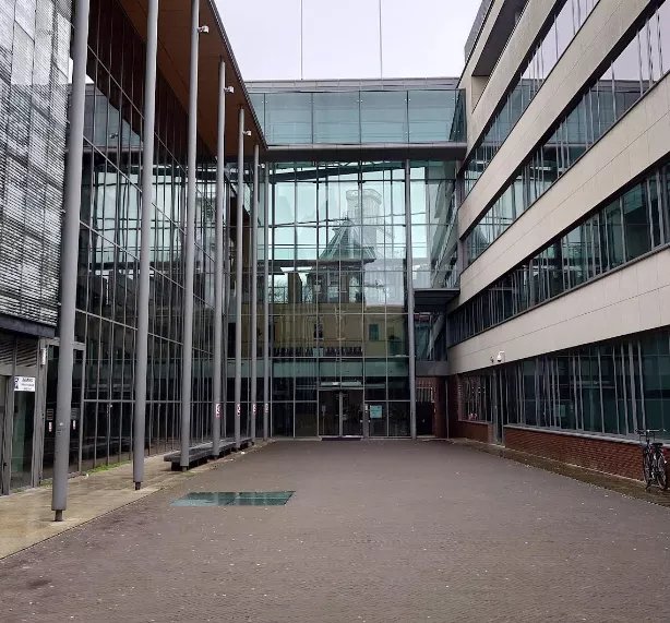 Afbeelding bij Verdachte (18) van steekpartij AZC Den Helder beroept zich op noodweer; besluit over voorlopige hechtenis volgt - Moordplekken.nl