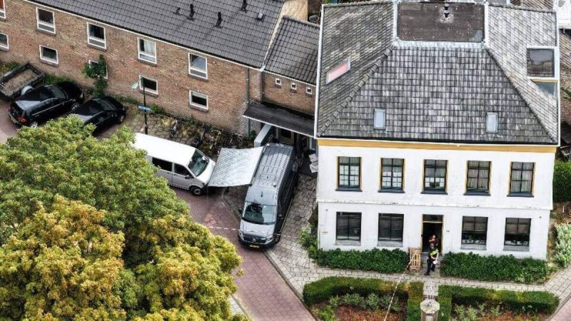 Afbeelding bij Heiloo geschokt na steekpartij waarbij vrouw (19) omkwam in oude pastorie: verdachte (20) belde zelf politie - De Telegraaf
