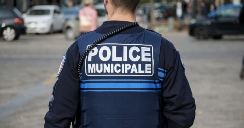 Afbeelding bij "Allahu akbar": twee Franse agenten neergestoken bij islamitische aanval - v-nieuws