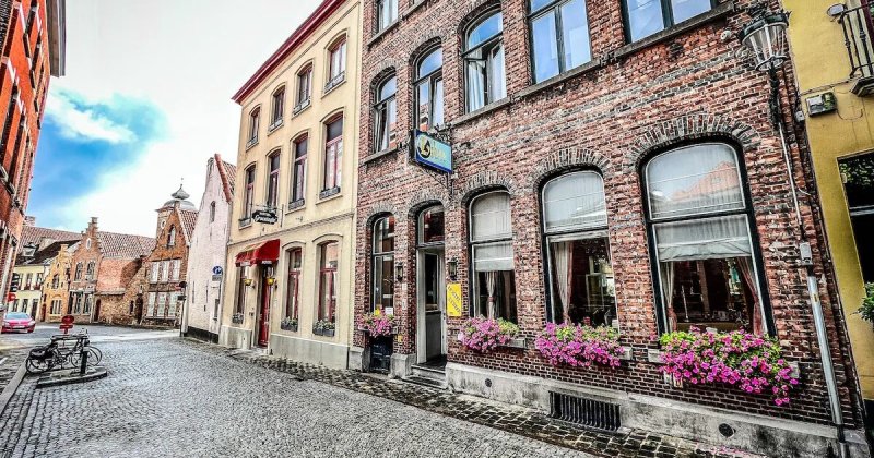 Afbeelding bij Italiaan (22) die op zoek was naar werk in Brugge, blijft langer in cel na steekpartij aan hostel - pzc.nl