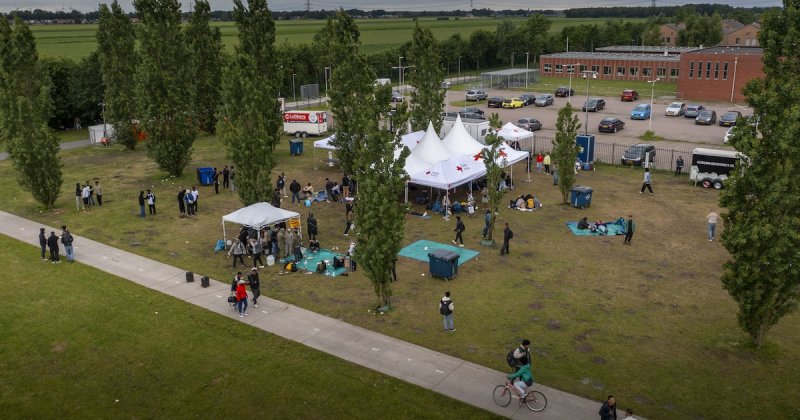 Afbeelding bij Vluchtelingenwerk weigert terugkeer in ‘grimmig’ Ter Apel: ‘Incident met steekwapen geweest’