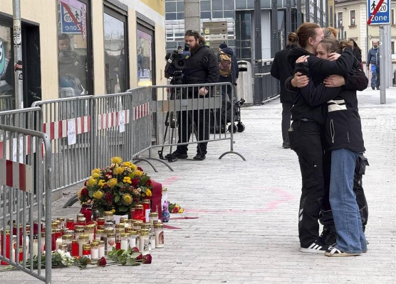 Afbeelding bij Lerares (61) overleden en kind en vrouw (44) in levensgevaar bij steekpartij op school in Slowakije: leerling van 13 verdachte - Drimble