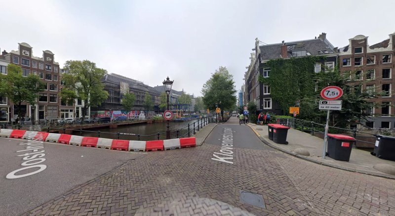 Afbeelding bij Man neergestoken op Kloveniersburgwal in Amsterdam: verdachte in zwarte kleding nog spoorloos - Moordplekken.nl