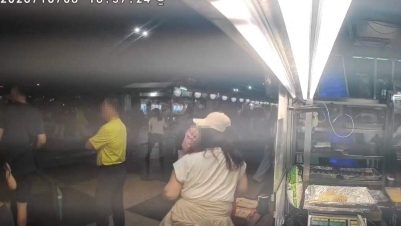 Afbeelding bij Gewapende man gaat Nederlandse toeriste met mes te lijf op nachtmarkt in Taiwan: ’Iemand valt mensen aan, rennen!’