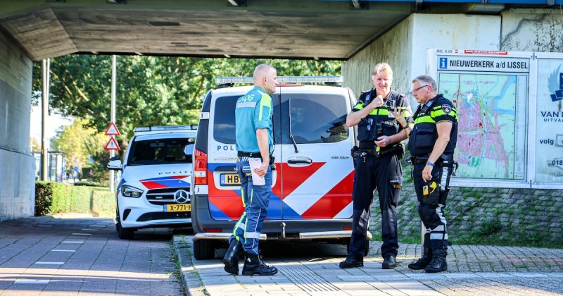 Afbeelding bij Man (48) werd aangehouden voor steekpartij in Nieuwerkerk doordat getuige achter hem aanrende - AD.nl